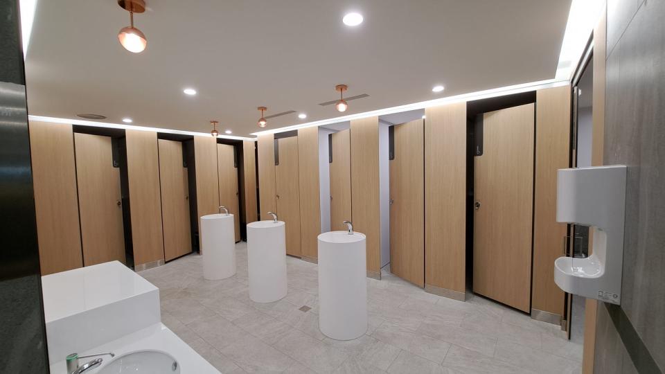 新北市府6樓大禮堂外的性別友善廁所，廁間數量多，導擺加高更安心。（新北環保局提供）