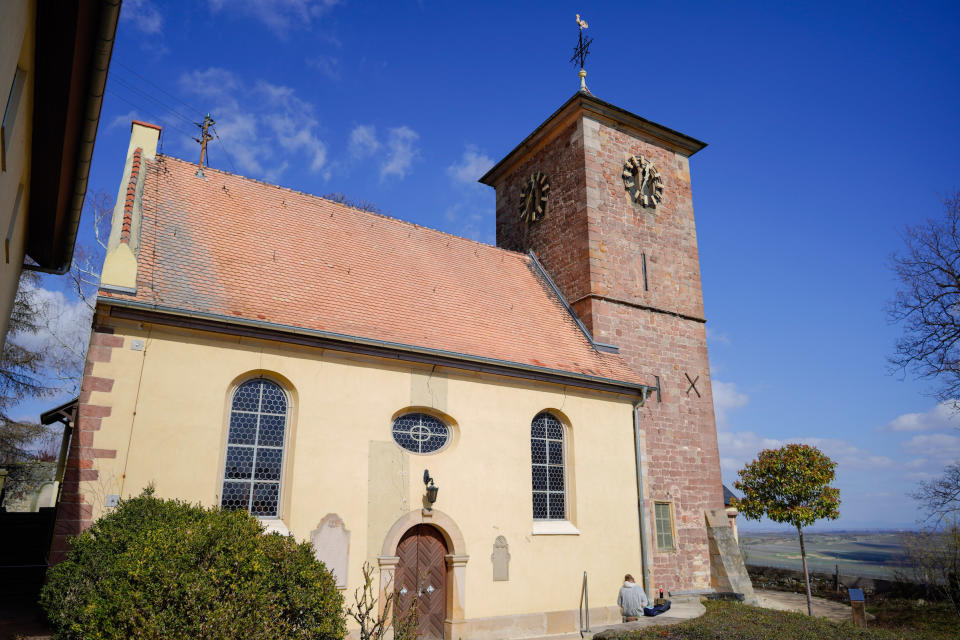 The Protestant Church in Herxheim am Berg, in front of which an information board had recently been erected, on March 19, 2019. The plaque explains how the bell with the inscription 