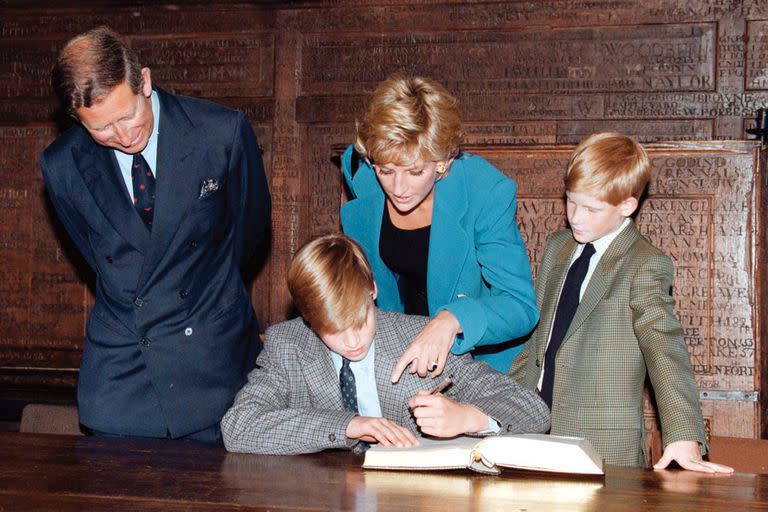 Una foto de 1995 del príncipe Guillermo firmando el tradicional Libro de Entrada junto a sus padres, Carlos y Diana, y su hermano menor, el príncipe Harry, en el Eton College