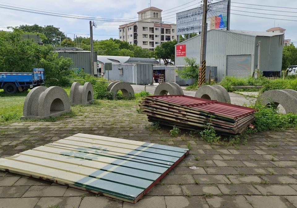 沙鹿區國道三號高速公路下方沙鹿休閒景觀步道有「台版迷你萬里長城」之稱，但最近卻被放置許多工程圍籬浪板，主管單位視若無睹。（記者陳金龍攝）