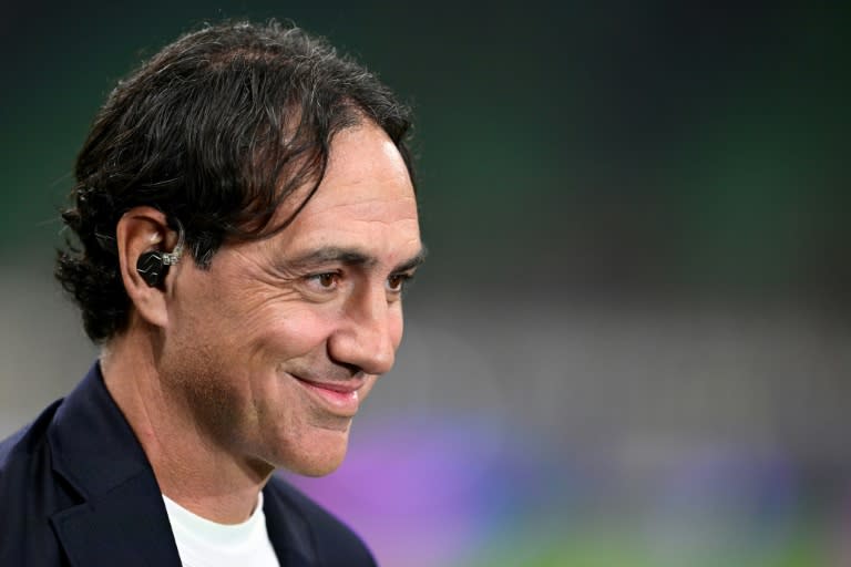 El exfutbolista Alessandro Nesta comenta un partido de la Liga de Campeones entre el AC Milan y el Salzburgo el 2 de noviembre de 2022 en el Estadio italiano de San Siro (Miguel Medina)