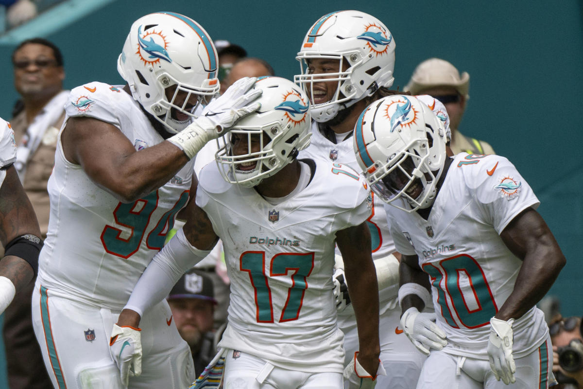 PHOTO: Dolphins transform end zone to match throwback uniforms