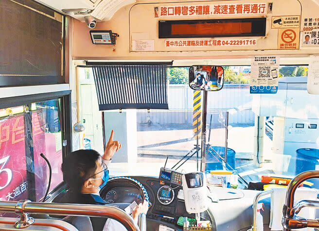 中台灣客運公司傳統公車內，最上方貼有「路口轉彎多禮讓、減速查看再通行」警語，提醒駕駛轉彎「慢、看、停」，確認無行人再通行。（陳世宗攝）