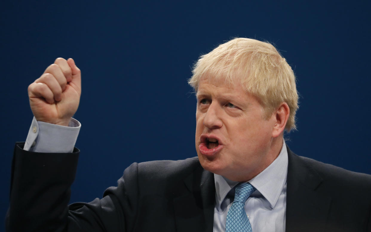 Während seiner Rede auf dem Parteitag der Conservative Party Conference in Manchester. Längst nicht alle Wählerinnen und Wähler sind mit seinem Auftreten zufrieden. Foto: AP Photo / Frank Augstein