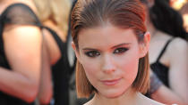 Kate Mara schreitet im Wet-Look über den roten Teppich