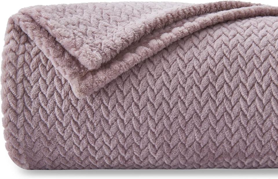 These ‘Comfy, Cozy’ Throw Blankets at Just $9 on Amazon Today