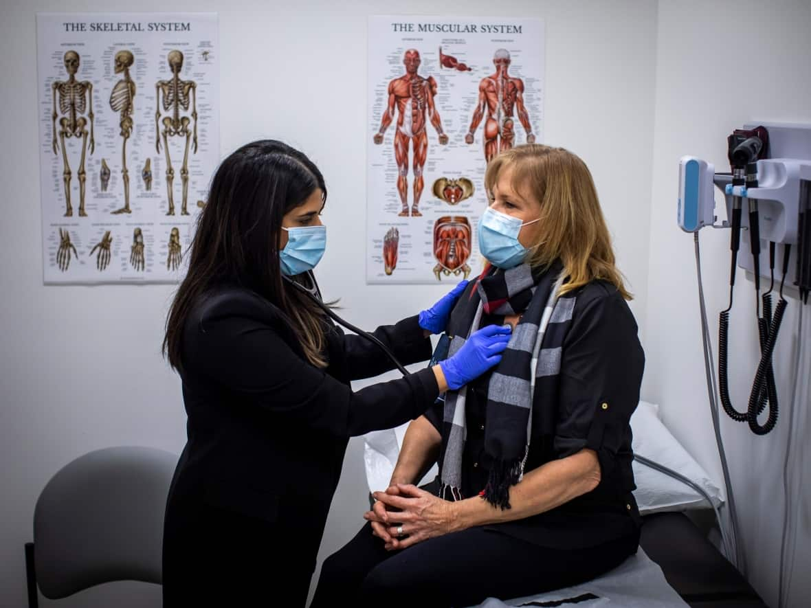 A nurse practitioner meets with her patient at the Axis Primary Care Clinic in Surrey, B.C. in 2021. Nurse practitioners in Alberta are looking to set up independent practices in Alberta as well. (Ben Nelms/CBC - image credit)