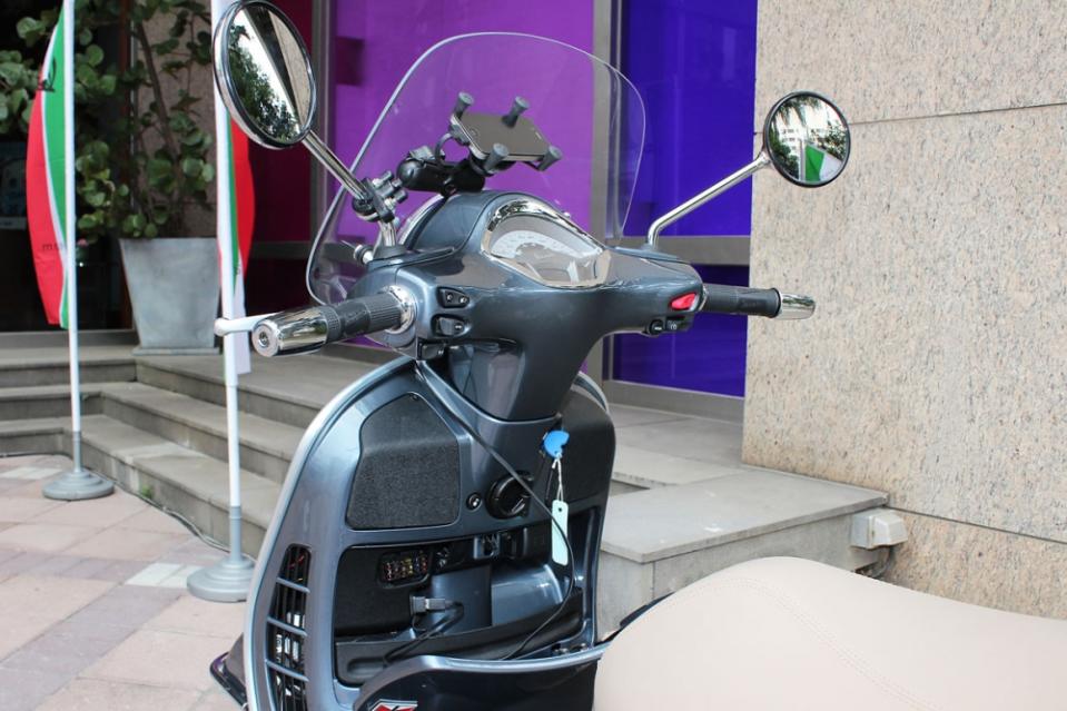 車主可透過智慧型手機與Vespa多媒體平台─VMP Vespa Multimedia Platform 連線，在手機上顯示包括時速、轉速、引擎馬力、胎壓監控與路線導航等進階功能。