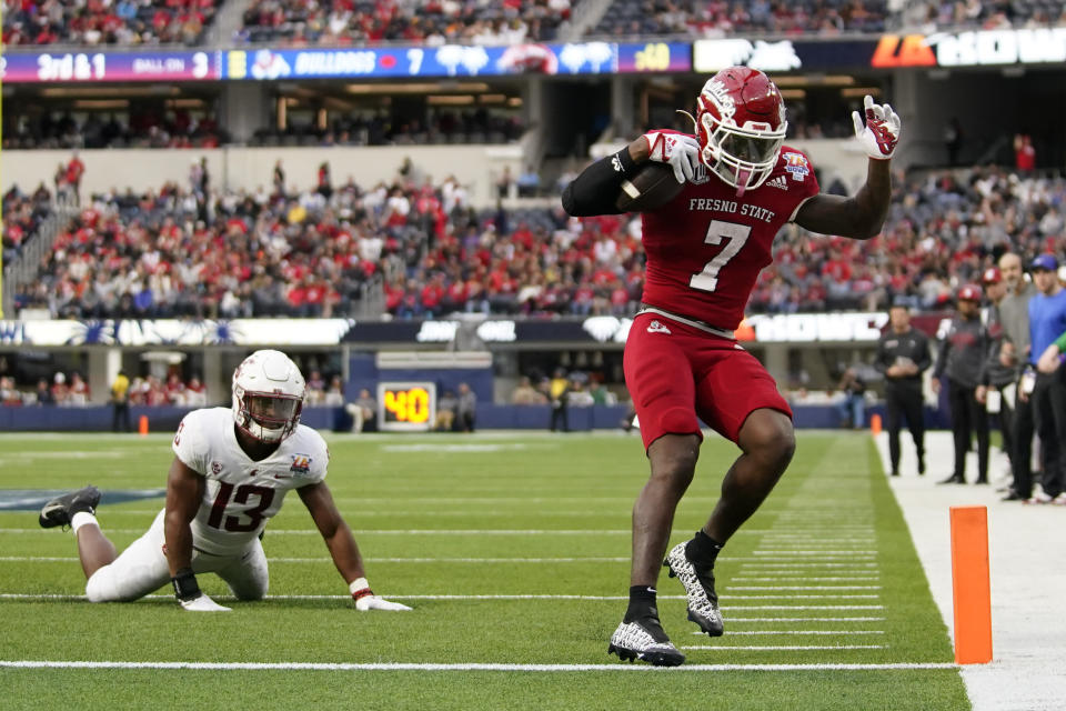 Fresno State running back Jordan Mims (7) scores a touchdown during the first half of the LA Bowl in Inglewood, Calif., Saturday, Dec. 17, 2022. Washington State defensive back Jordan Lee (13) is at left. (AP Photo/Ashley Landis)