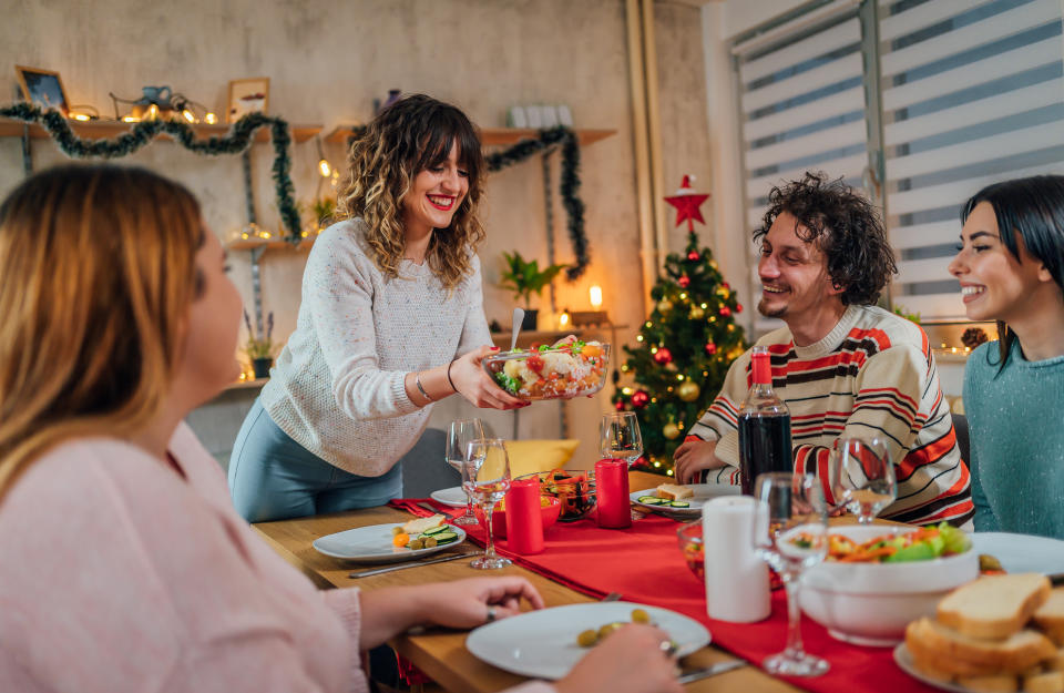 En estos días, la comida, además de alimento, es símbolo de tradición familiar, de unión y contribuye a esa sensación de confort en el corazón, de manera que su disfrute no debería ser una tortura. (Getty Creative)