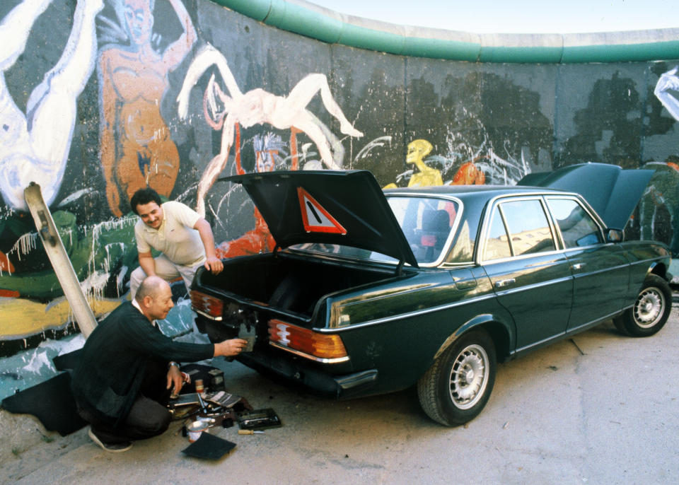 <p>Taller de coches a la sombra del muro de Berlín. (Photo by Thierlein/ullstein bild via Getty Images)</p> 