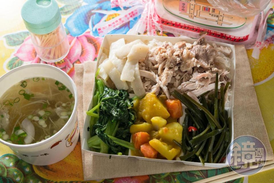 「大火雞肉飯」可任選四樣菜，C／P值很高。（65元／份）