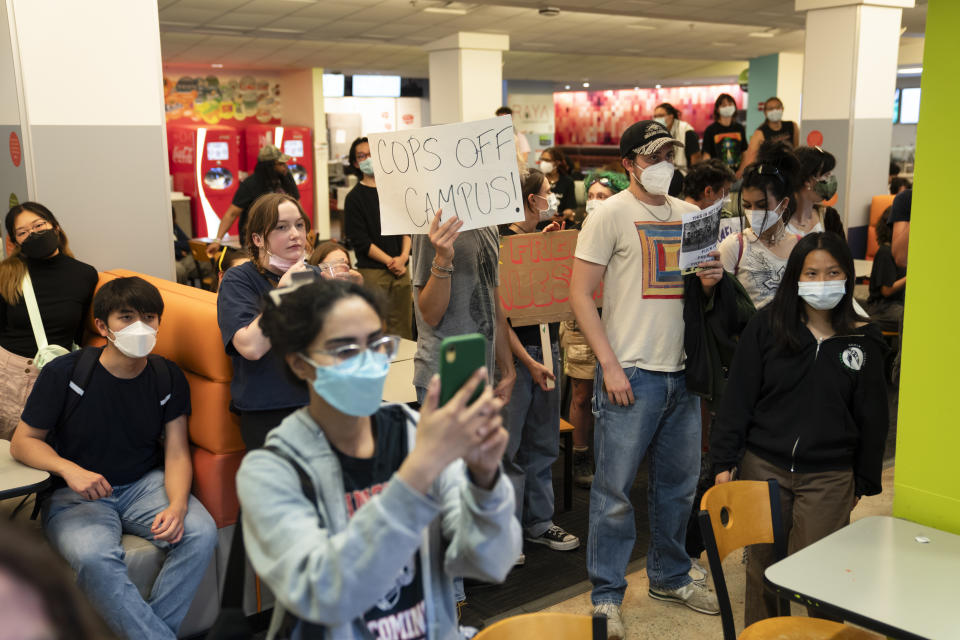 Manifestantes propalestinos de la Universidad de California, campus Los Ángeles, celebran un mitin en un campamento de “solidaridad” recién instalado en el plantel de Los Ángeles, el jueves 25 de abril de 2024. (Mark Abramson/The New York Times)