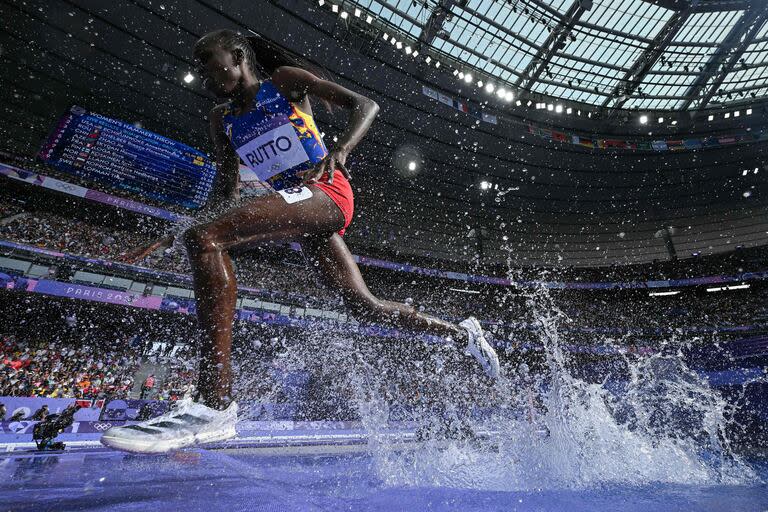 La rumana Stella Rutto compite en los 3.000 m con obstáculos femeninos 