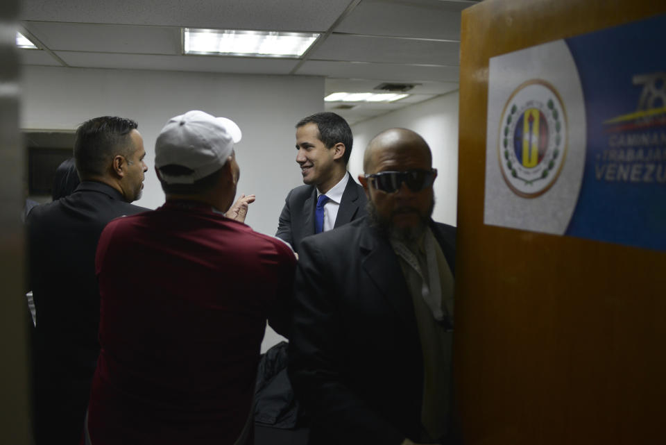 El líder de la oposición Juan Guaidó llega a la sede del partido político Acción Democrática antes de ir a la Asamblea Nacional en Caracas, Venezuela, el martes 7 de enero de 2020. (AP Foto / Matias Delacroix)