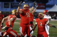 Laval Rouge et Or Pascal Lochard (R) celebrates his touchdown against the Calgary Dinos with teammates Felix Lechasseur (L) and Danny Groulx (C) during the Vanier Cup University Championship football game in Quebec City, Quebec, November 23, 2013. REUTERS/Mathieu Belanger (CANADA - Tags: SPORT FOOTBALL)