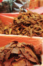  華泰行販售的肉乾、肉絲口味多、原料實在，加上傳統古法製作，每逢年節送禮總是供不應求。 
