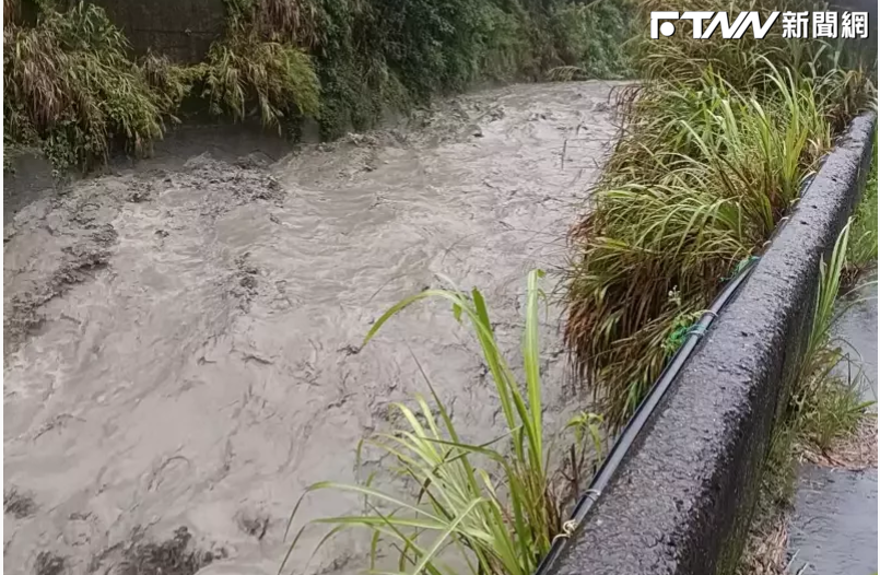 南投傳出多處發生落石、泥流，溪水暴漲、街道淹水，甚至還淹進溫泉飯店大廳，就連清境農場停車場也出現小瀑布。（圖／民眾提供）