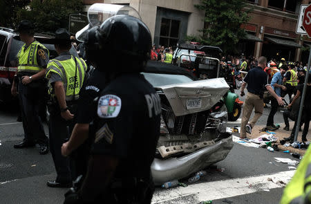 Policías rodean un vehículo que fue golpeado después de que un automóvil arrolló a un grupo de contramanifestantes en la macha "Unite the Right" en Charlottesville, Virginia, Estados Unidos. 12 de agosto, 2017. REUTERS/Justin Ide