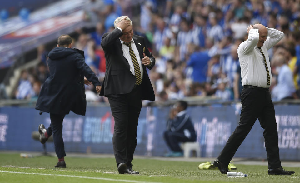 Britain Soccer Football - Hull City v Sheffield Wednesday - Sky Bet Football League Championship Play-Off Final - Wembley Stadium - 28/5/16 Hull City manager Steve Bruce, assistant manager Mike Phelan and Sheffield Wednesday manager Carlos Carvalhal react Action Images via Reuters / Tony O'Brien Livepic EDITORIAL USE ONLY. No use with unauthorized audio, video, data, fixture lists, club/league logos or "live" services. Online in-match use limited to 45 images, no video emulation. No use in betting, games or single club/league/player publications. Please contact your account representative for further details.