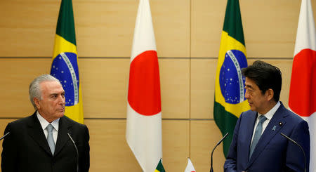 Brazilian President Michel Temer (L) and Japan's Prime Minister Shinzo Abe attend their joint news conference at Abe's official residence in Tokyo, Japan, October 19, 2016. REUTERS/Kim Kyung-Hoon