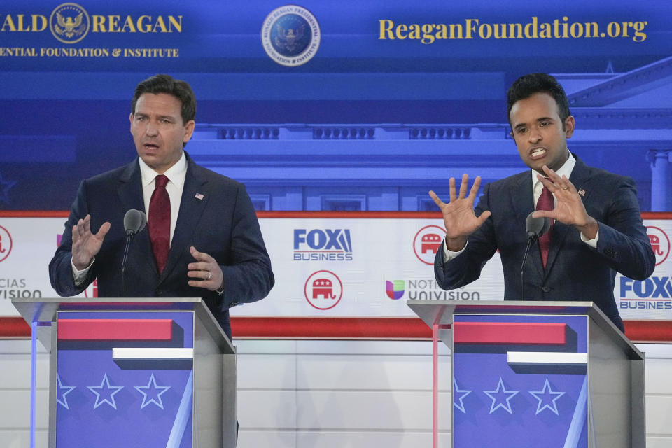 Los precandidatos a la presidencia por el Partido Republicano, el gobernador de Florida Ron DeSantis, a la izquierda, y el emprendedor Vivek Ramaswamy, durante un debate republicano organizado por FOX Business Network y Univisión, el miércoles 27 de septiembre de 2023, en la Biblioteca Presidencial Ronald Reagan en Simi Valley, California. (AP Foto/Mark Terrill)