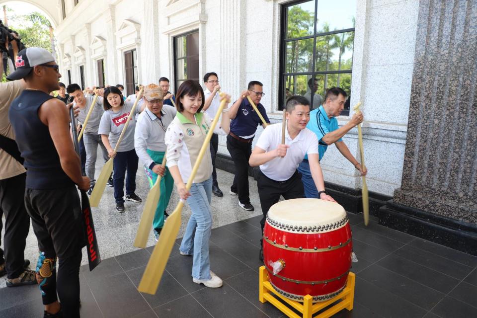 ▲議會「用力划起來」龍舟隊加快集訓腳步，今(6)日聘請教練提供划槳動作及默契培養的專業指導(記者王苡蘋翻攝)