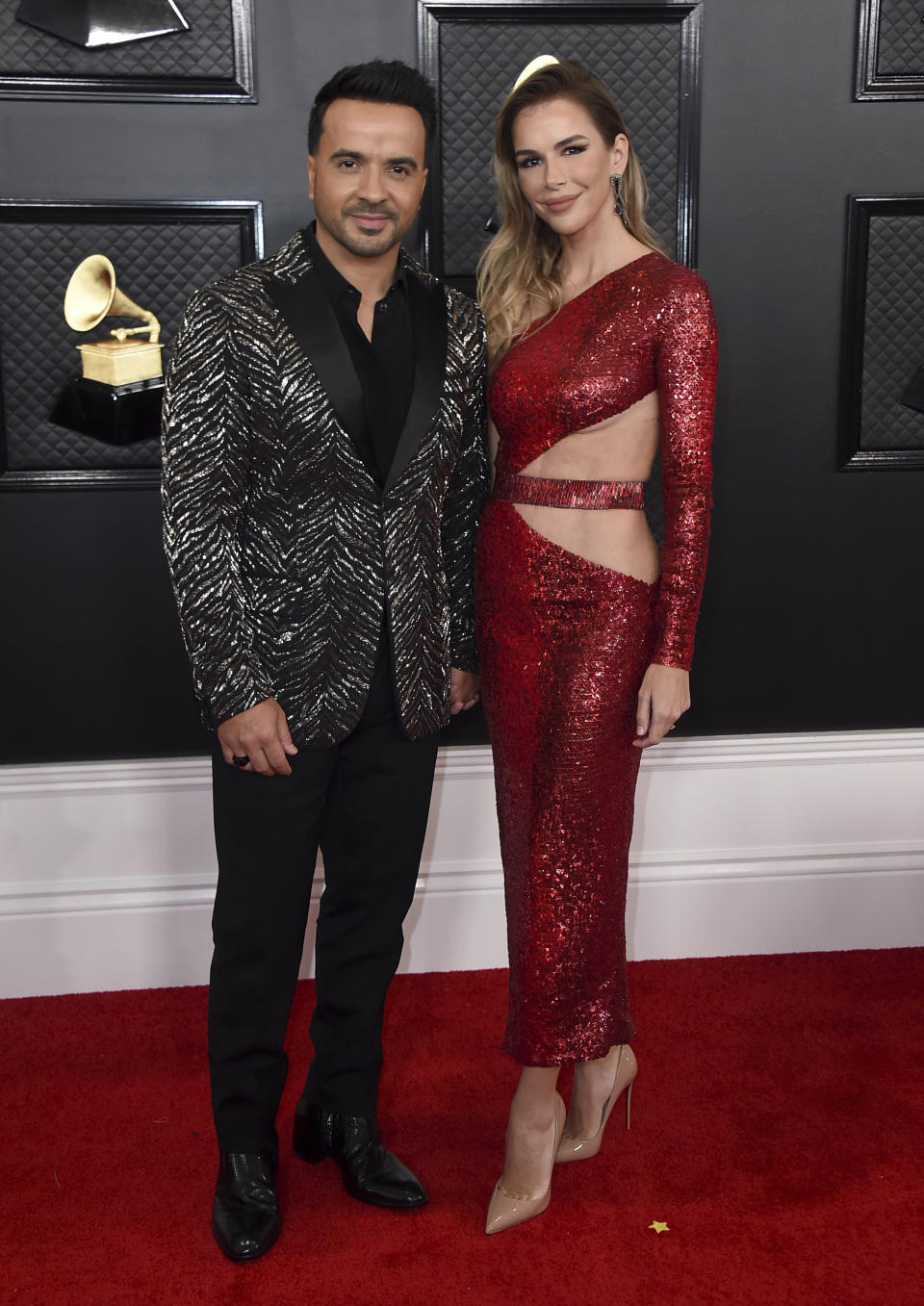 Luis Fonsi, izquierda, y Águeda López llegan a la 62a entrega anual de los Grammy en el Staples Center el domingo 26 de enero de 2020 en Los Angeles. (Foto Jordan Strauss/Invision/AP)