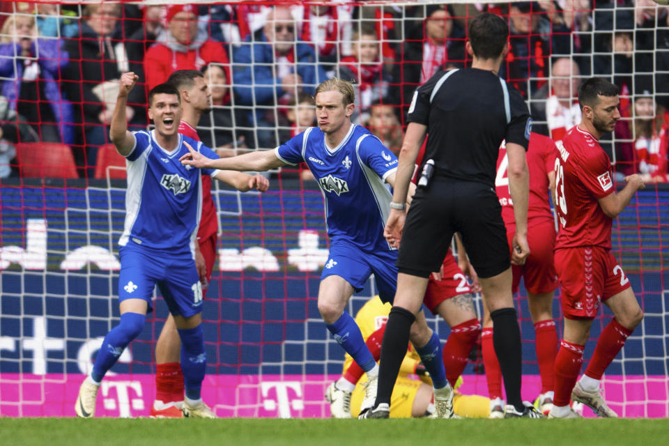 Christoph Klarer del Darmstadt celebra tras anotar el primer gol de su equipo en el encuentro ante el Colonia en la Bundesliga el sábado 20 de abril del 2024. (Marius Becker/dpa via AP)