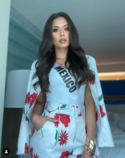 <p>Para salir a almorzar con el resto de participantes de Miss Universo, la guapa mexicana eligió un traje con los colores de la bandera de su país en las flores del estampado, de <strong>Patricia Boutique</strong>. Muy favorecida con el pantalón de tiro alto, lució la chaqueta sobre los hombros, dándole un toque diferente a su atuendo.</p> 