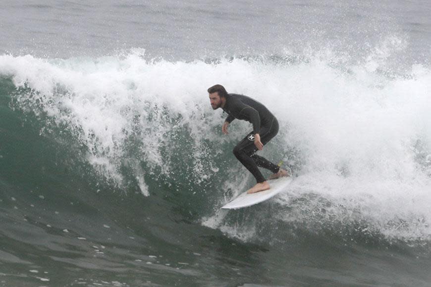 Liam Hemsworth strips off at the beach