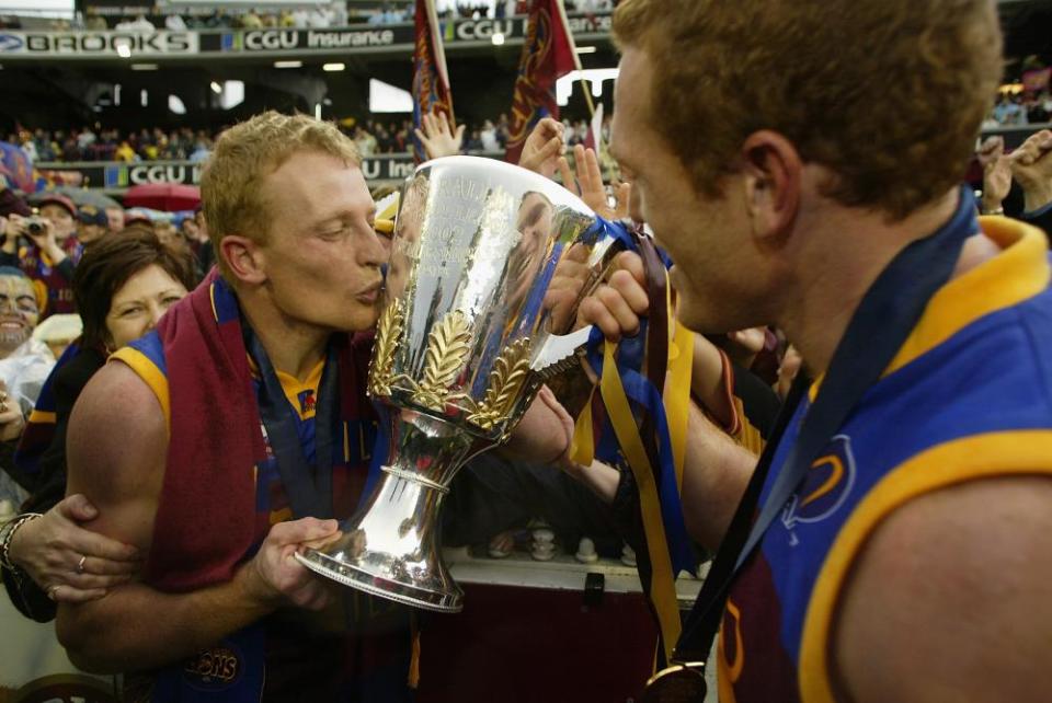 Michael Voss kisses the premiership cupafter winning the grand final