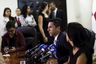 Panama's Deputy Foreign Minister Luis Hincapie (C) speaks to the media, after a meeting with various ambassadors to Panama, in Panama City April 6, 2016. REUTERS/Carlos Jasso