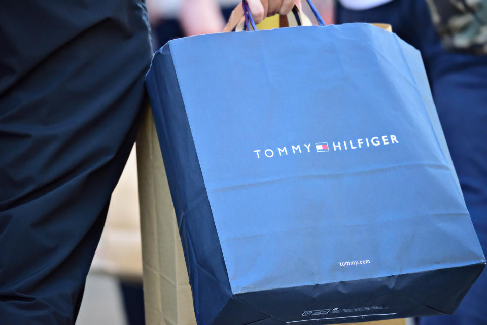 Los mejores productos Tommy Hilfiger están en promoción por Hot Sale. (Foto: Getty Images)