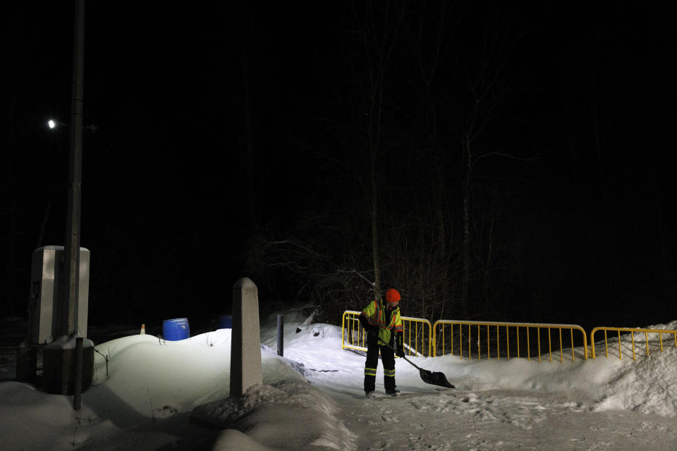 Cámaras de vigilancia alertan a los agentes de la Real Policía Montada de Canadá sobre la presencia de migrantes en el paso fronterizo de Roxham Road en Saint-Bernard-de-Lacolle, Quebec, Canadá, el 24 de febrero de 2023. (Nasuna Stuart-Ulin/The New York Times) 