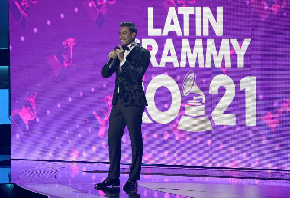 ARCHIVO - Carlos Rivera habla en la 22a entrega del Latin Grammy el 18 de noviembre de 2021, en el MGM Grand Garden Arena en Las Vegas. Rivera se muestra sin recelo en el álbum "Sincerándome", el primero que lanza con canciones exclusivamente de su autoría. (Foto AP/Chris Pizzello, archivo)