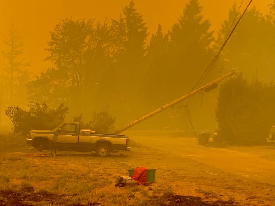 Una línea eléctrica caída en Mill City en el área quemada por los incendios forestales que impactaron el Santiam Canyon.