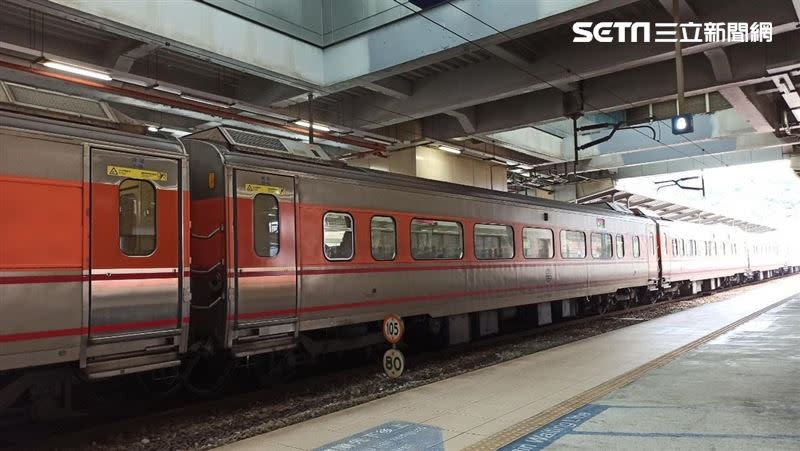 台鐵自凌晨3點起，新左營站至高雄站間南下、北上列車僅能以西線單線行車。（圖／記者陳弋攝影）