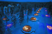 <p>Los huéspedes de este lugar pueden elegir entre hospedarse un iglú de cristal o uno de nieve. Estos últimos son como un refugio congelado que te aisla del mundo exterior. ¡Acuérdate de llevar muchos abrigos!. / Foto: facebook.com/kakslauttanen </p>