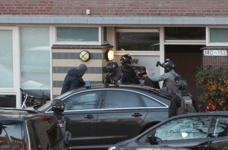 37-year-old Gokmen Tanis is led away by police in Utrecht, Netherlands, Monday March 18, 2019, after a shooting incident on a tram. A gunman killed three people and wounded five during a mid-morning tram ride Monday in the Dutch city of Utrecht. Authorities seized a Turkish-born suspect after a manhunt that convulsed the historic city of nearly 350,000 people for most of the day. (Foto de Volkskrant via AP) NETHERLANDS OUT NOT FOR USE IN THE NETHERLANDS