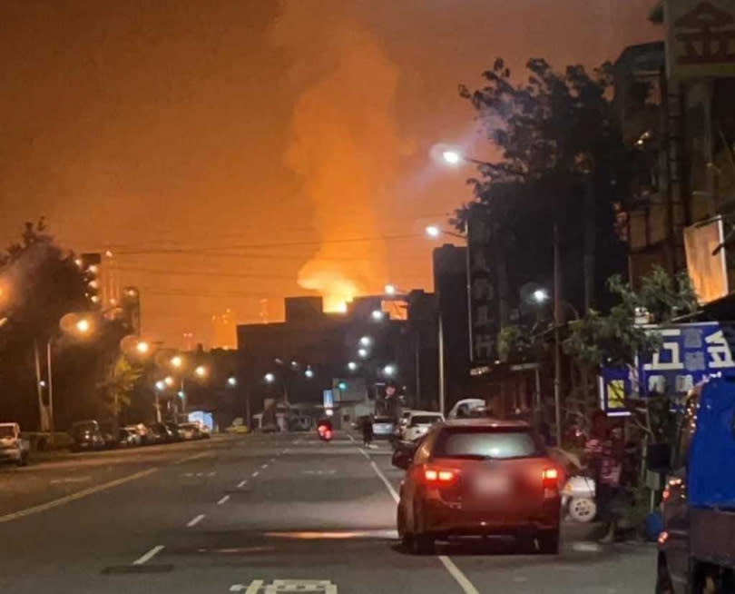 高雄市小港區大林煉油廠27日晚間發生火警，在遠處就可看見濃煙竄上天際。（翻攝自臉書社團《我是小港人》）