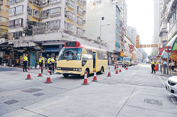 撞傷過路女童的小巴。