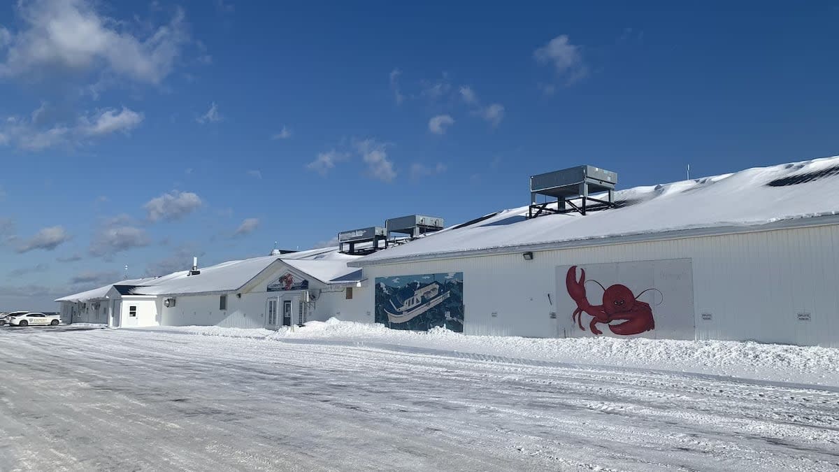 The Raymond O'Neill & Son Fisheries factory in Escuminac is temporarily closing its doors. (Pascal Raiche-Nogue/Radio-Canada - image credit)