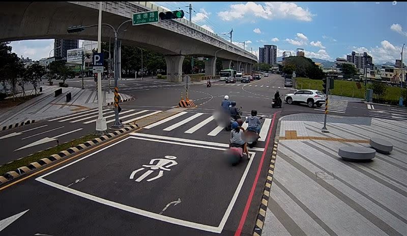 休旅車在路口失控瘋狂轉圈，追撞4輛機車。(圖／翻攝畫面)