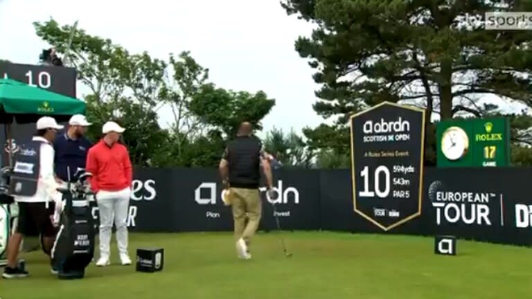 Un espectador tomo el palo de golf de Rory McIlroy en el Abierto de Escocia