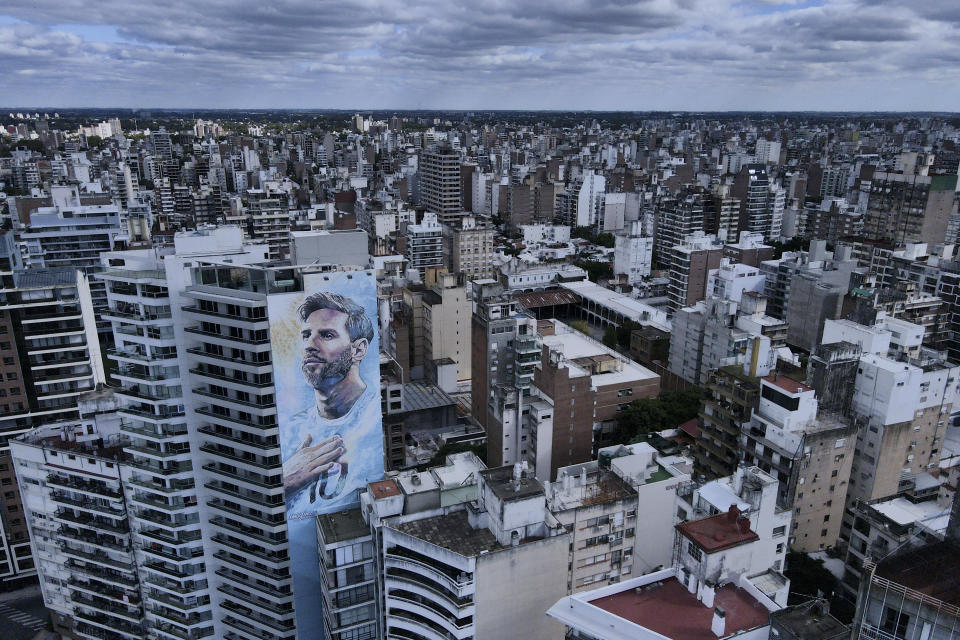 Un mural del futbolista Lionel Messi cubre un edificio en Rosario, Argentina, el lunes 8 de abril de 2024. El lugar de nacimiento de Messi y el revolucionario Ernesto "Che" Guevara se convirtió hace una década en el núcleo del narcotráfico del país, conforme las campañas antidroga de la región empujaban el tráfico hacia el sur. (AP Foto/Natacha Pisarenko)