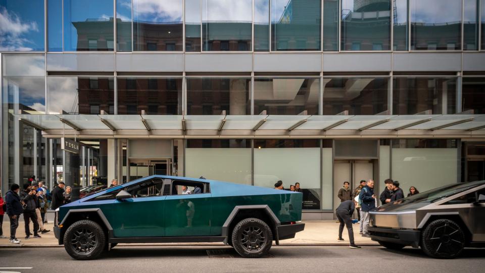 Autofans bestaunen die Cybertrucks von Tesla, die vor dem Tesla-Showroom im Meatpacking District in New York ausgestellt sind. - Copyright: picture alliance / Sipa USA | Richard B. Levine