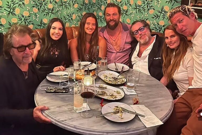 Al Pacino y Noor Afallah compartieron una cena con Jason Momoa, quien difundió la imagen en sus redes sociales