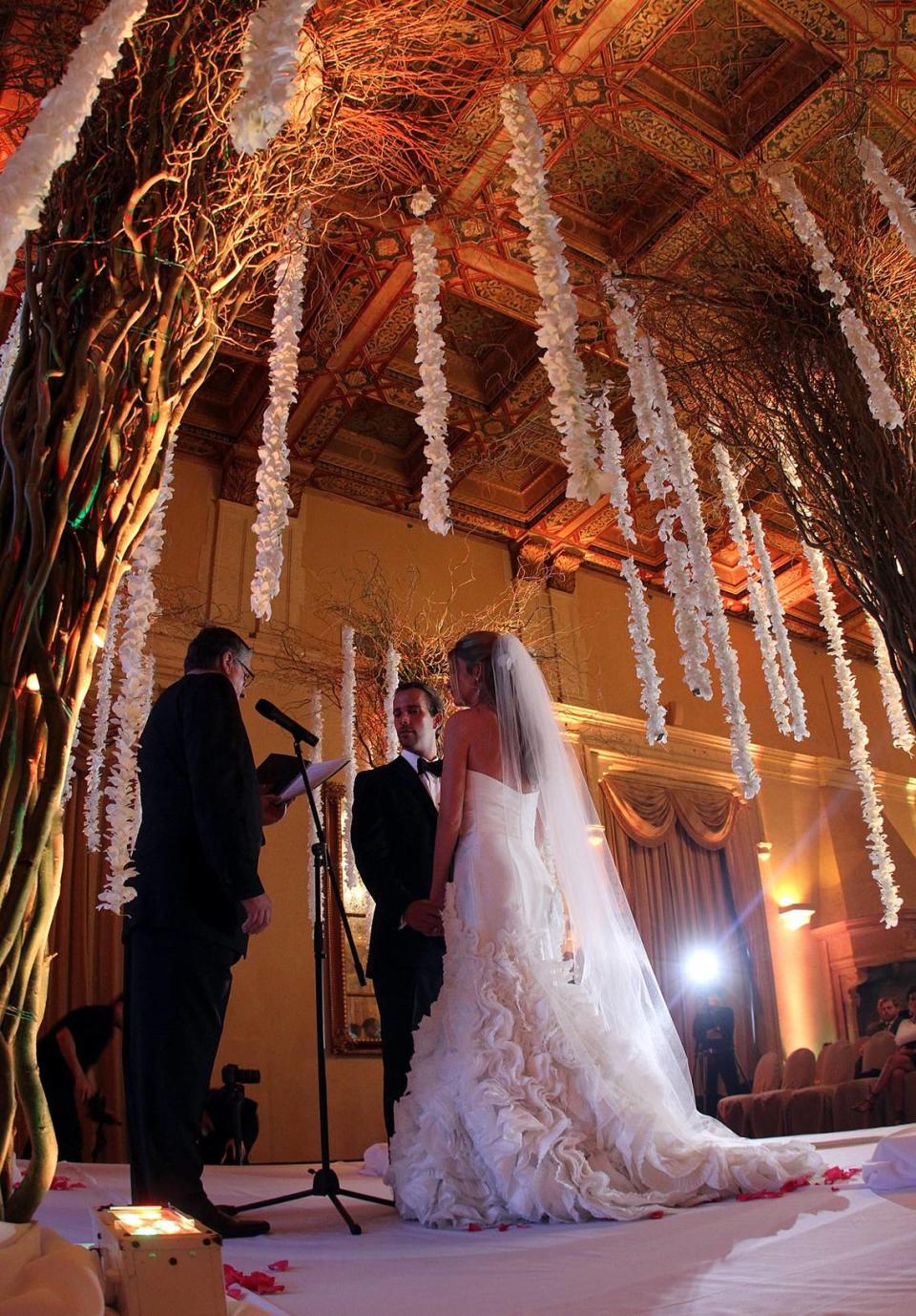 Christopher Moore y Rachel MacGillis Moore de Hartford, Conn., se casaron en el Hotel Biltmore en Coral Gables como la pareja ganadora del Concurso de bodas de ensueño Marry Me in Miami de TheKnot.com el domingo 9 de octubre de 2011.