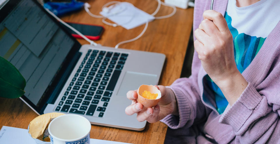 Nada de pantallas, ni televisores ni teléfonos, cero distracciones. Comer sentada a la mesa y en un lugar tranquilo es una de las normas principales de la alimentación consciente. (Foto: Getty)